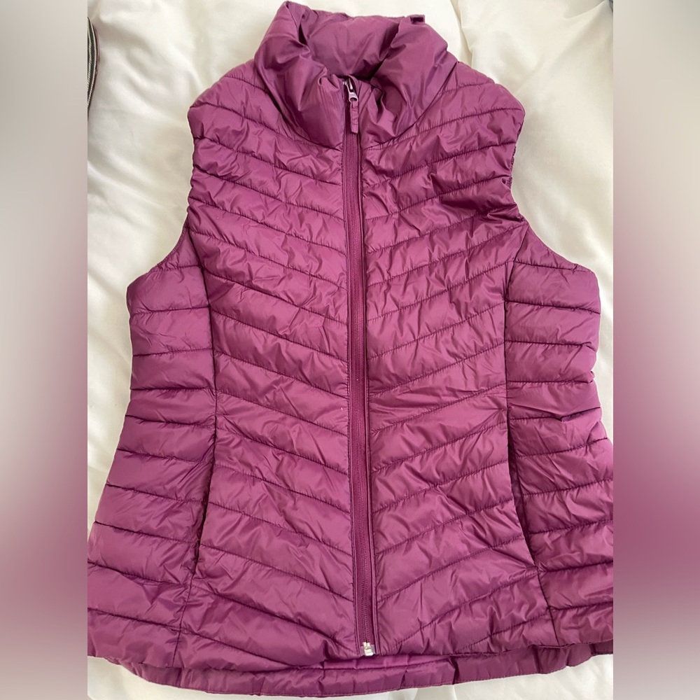 Old Navy Active Puffer vest for women